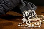 В Твери по отпечаткам пальцев удалось найти и задержать вора-домушника