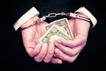 Магазинный грабитель попался полиции с колбасой и алкоголем в Твери